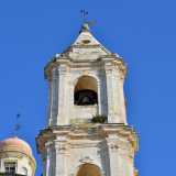 A sinistra della composita facciata si eleva infine il campanile a pianta quadrangolare ultimato nel 1781. Scandito anch�esso in tre livelli da cornici marcapiano, si costituisce di pilastrini quadrangolari con capitelli e monofore concludendosi con una cuspide e quattro volute di raccordo
